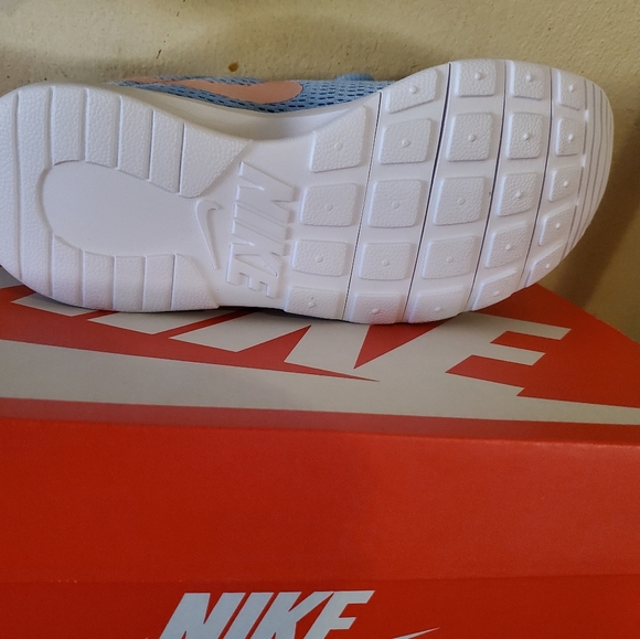 Nike sneakers - Picture 2 of 3